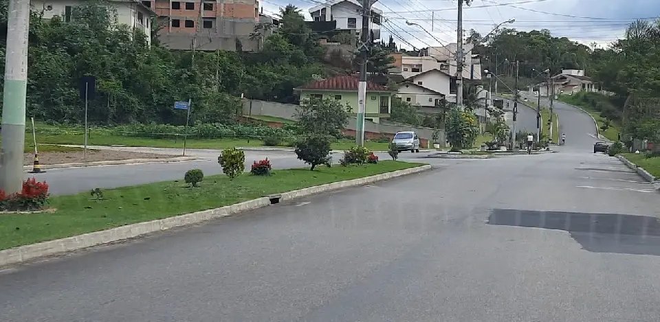 Desesperadas, meninas pedem socorro ap&oacute;s homem tentar agarr&aacute;-las