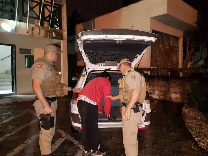 Mulher com mandado de prisão ativo é detida próximo do Pavilhão da Fenarreco