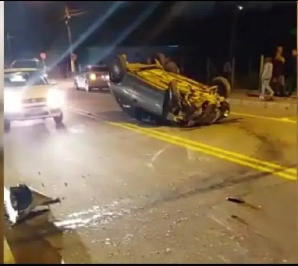 (V&Iacute;DEO) Carro bate, derruba port&atilde;o, muro e capota na rua