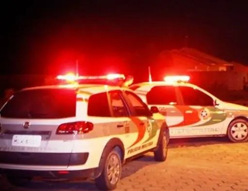 Homens são baleados em estacionamento de baile