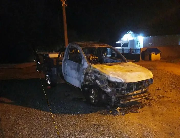 Carro que transportava botij&atilde;o de g&aacute;s pega fogo na rodovia