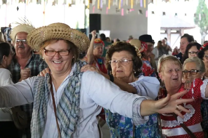 Festa Junina da Melhor Idade re&uacute;ne cerca de 1 mil pessoas no Pavilh&atilde;o de Eventos