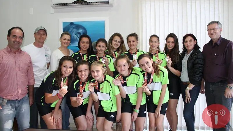 Atletas da Escola Germano Brandt visitam prefeito e vice