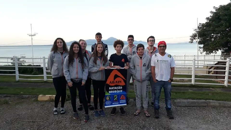Nadadores de Brusque conquistam 14 medalhas em torneio de velocidade