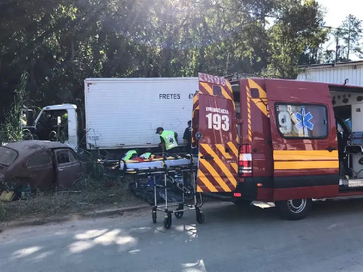 Caminhão passa sobre homem que o consertava, no Poço Fundo
