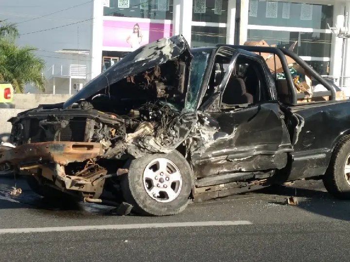 Carro transita na contram&atilde;o e bate de frente com outro