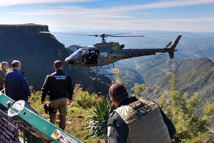 Turista cai de penhasco ap&oacute;s tentar recuperar chap&eacute;u em mirante