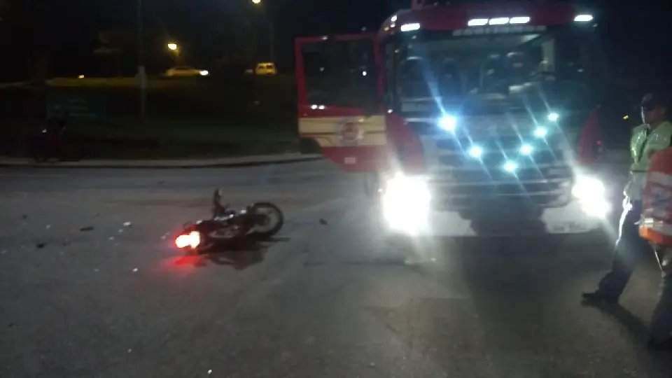 Motorista colide em motocicleta e foge sem prestar socorro