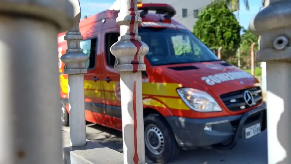 Ciclista tem pesco&ccedil;o perfurado ao cair sobre cerca de alum&iacute;nio