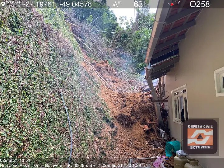Deslizamento de terra atinge resid&ecirc;ncia em Botuver&aacute;