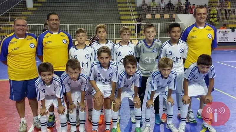 Time sub-11 segue invicto no estadual de futsal