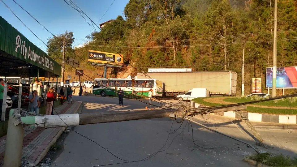 Carreta arranca poste no Bairro Santa Rita