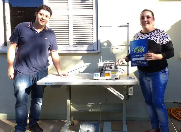 Máquina de costura sorteada na Rádio Cidade é entregue