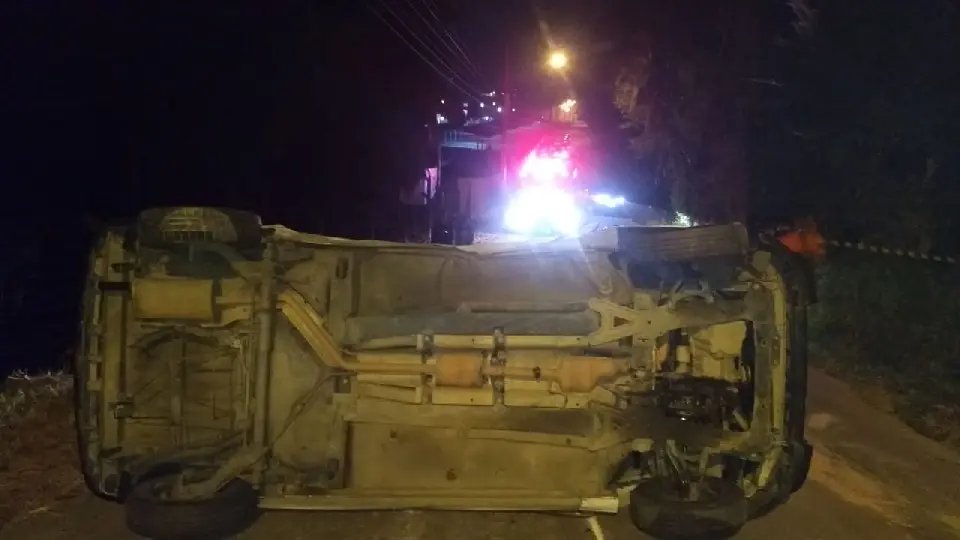 Ve&iacute;culo capota em colis&atilde;o no bairro Planalto
