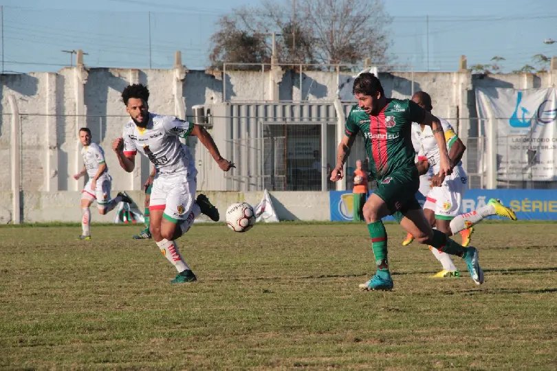Brusque chega a ter três a mais em campo, mas empata com o São Paulo-RS