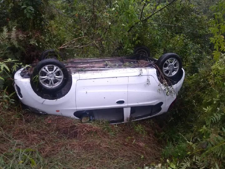 Carro sa&iacute; da pista e capota na rodovia Pedro Mer&iacute;zio