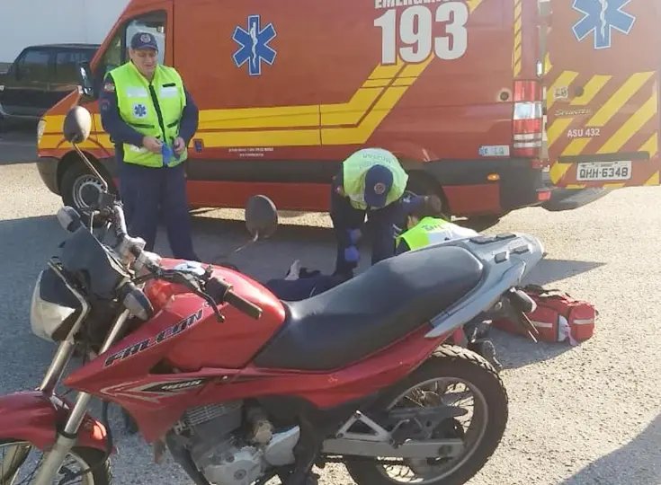 Motociclista fica ferido ao bater contra Palio