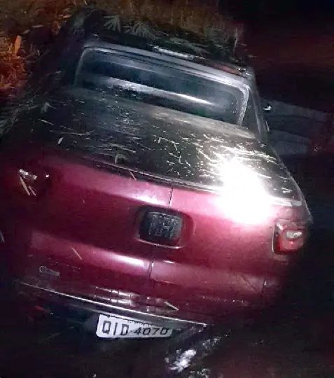 Motorista fica ferido ap&oacute;s cair com carro no rio