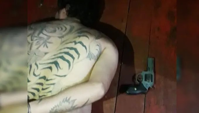 Traficante atira na pol&iacute;cia e d&aacute; socos nos PMs ao ser detido