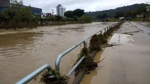 Trânsito liberado na beira rio, mas com cautela