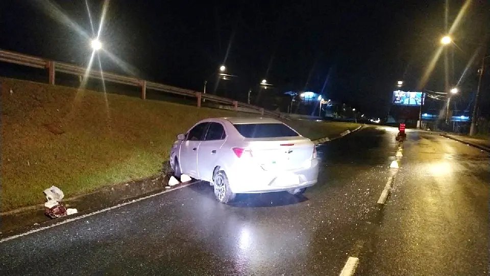 Acidente na Rodovia Ant&ocirc;nio Heil, condutor n&atilde;o &eacute; encontrado