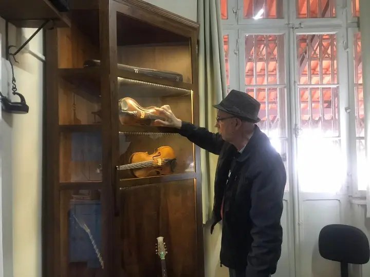 Visita guiada permite aproxima&ccedil;&atilde;o com hist&oacute;ria do m&uacute;sico Aldo Krieger