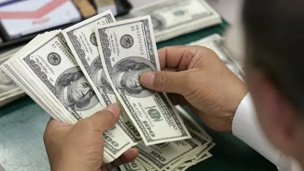 Dólar volta a cair e fecha abaixo de R$ 3