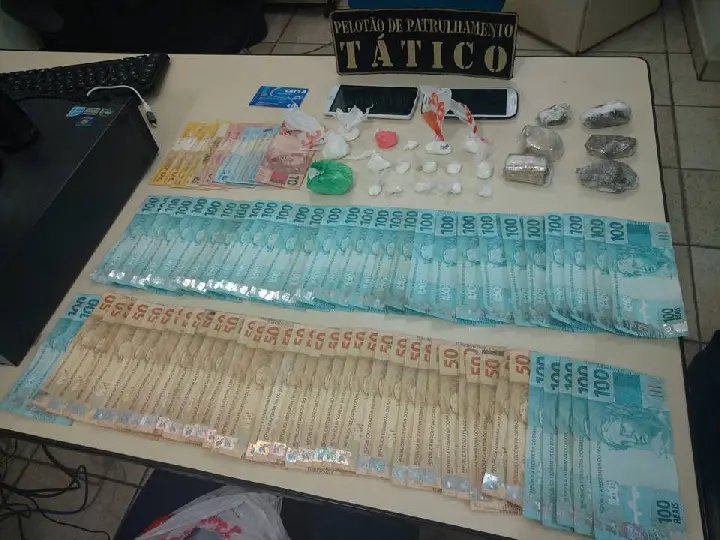 Drogas e mais de R$ 5 mil encontrados em veículo