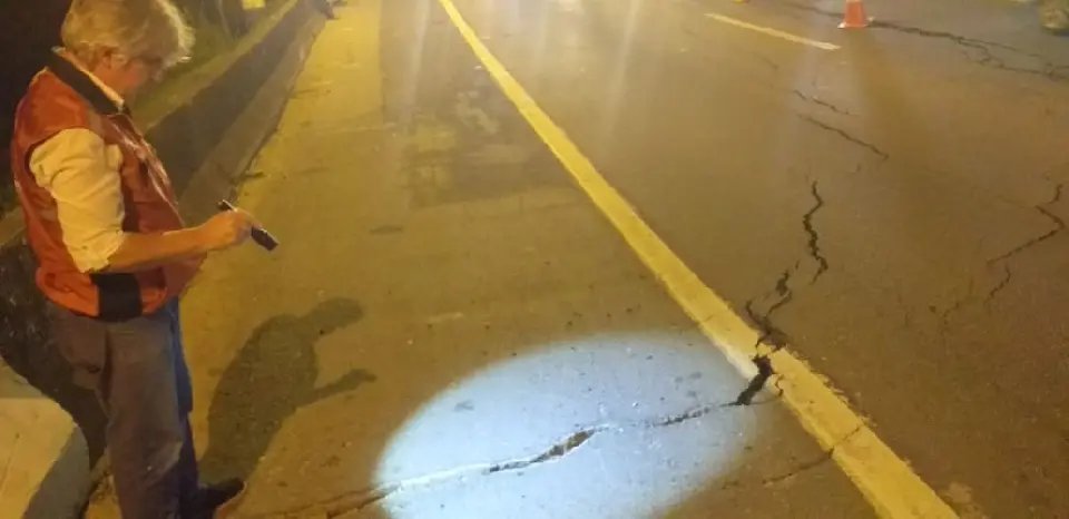 Obras na ponte do rio Cambori&uacute; gera rachadura na pista da BR-101