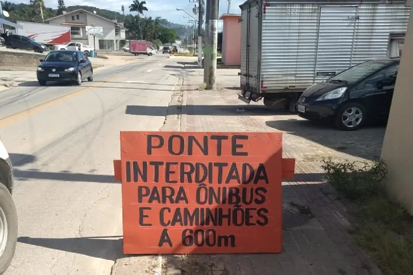 Ponte da rua Itaja&iacute; est&aacute; liberada parcialmente para ve&iacute;culos leves