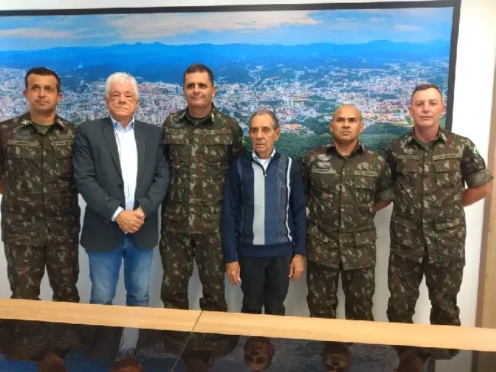 Autoridade m&aacute;xima do Ex&eacute;rcito catarinense visita Brusque 