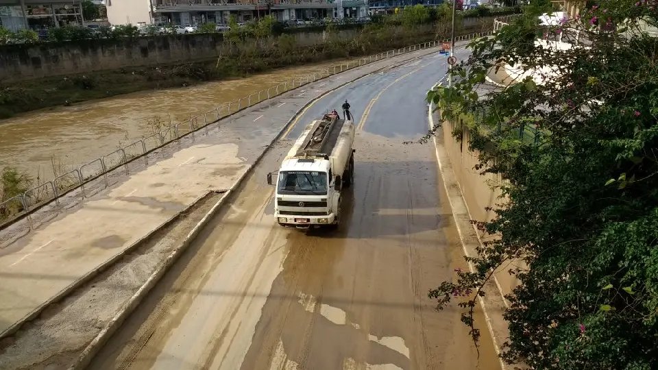 Motoristas devem evitar uso da beira rio