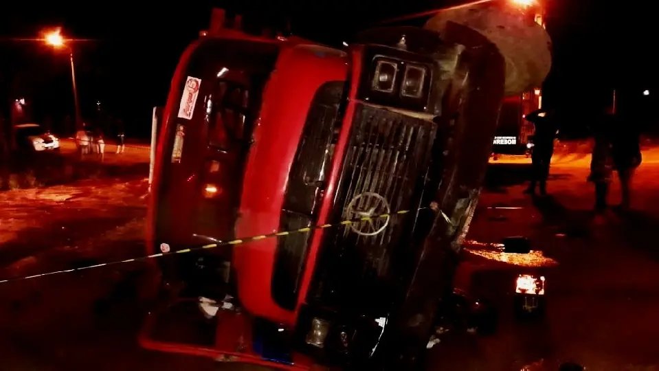 Acidente entre carro e caminh&atilde;o deixa quatro pessoas feridas