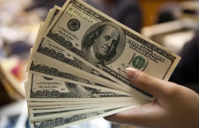Dólar encerra primeiro pregão da semana cotado a R$ 3