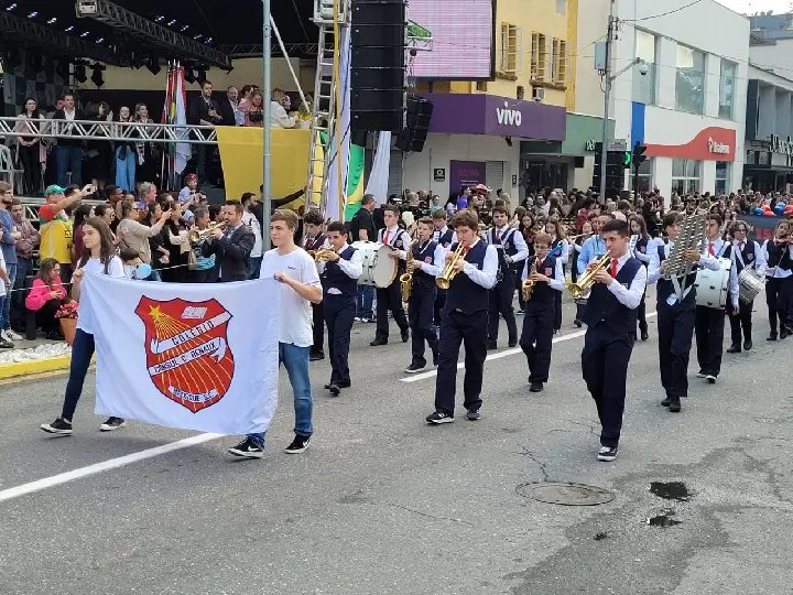 (V&iacute;deo) Popula&ccedil;&atilde;o lota avenida para o desfile do 4 de agosto