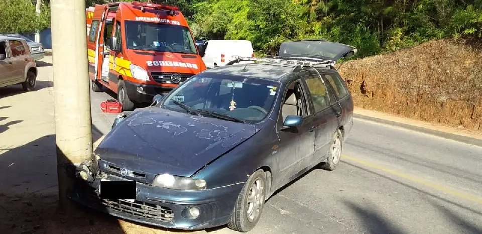 Motorista &eacute; conduzido para o hospital depois de colidir em poste