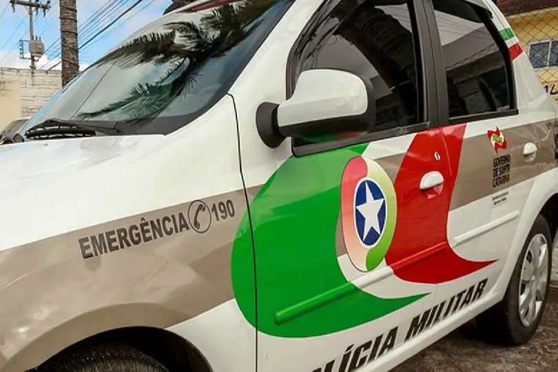 Homem tenta jogar ex-mulher da escada, mesmo ela com filha no colo