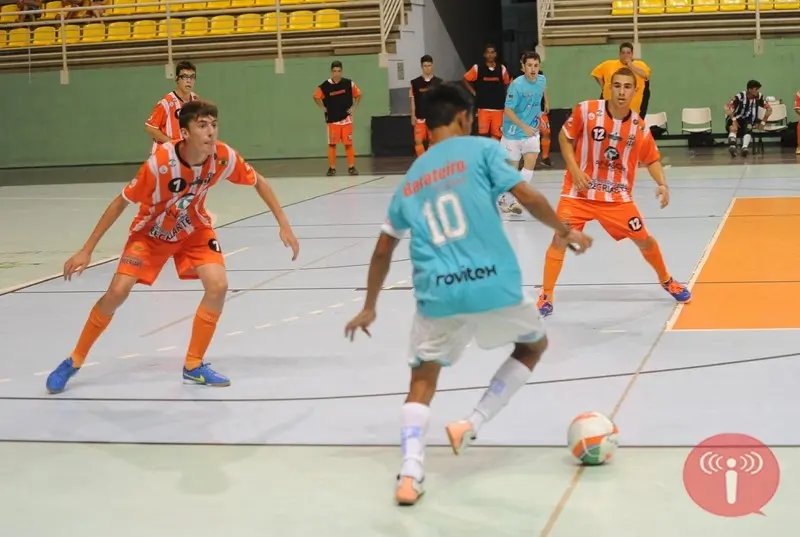 Masculino vence e feminino perde na Arena