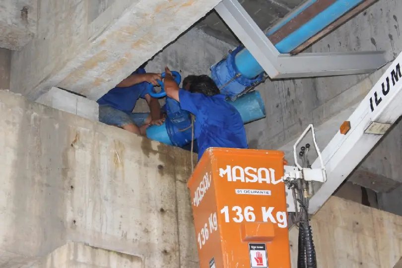 Samae instala registro em tubula&ccedil;&atilde;o sob ponte M&aacute;rio Olinger