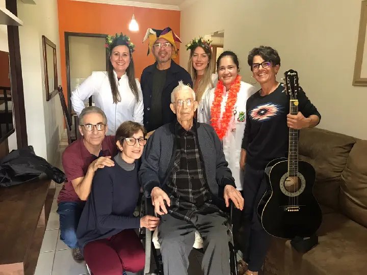 (V&iacute;deo) Assist&ecirc;ncia Domiciliar de Brusque passa a usar a musicoterapia em visitas