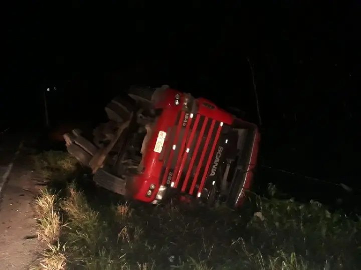  Sa&iacute;da de pista com choque em poste deixa um ferido grave