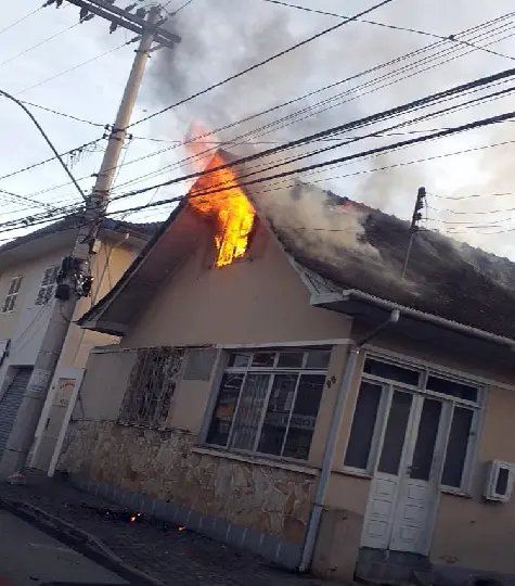Inc&ecirc;ndio na rua Azambuja mobiliza os Bombeiros nesta tarde
