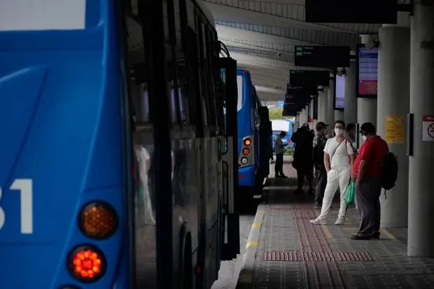 Covid-19 - Governo anuncia restri&ccedil;&otilde;es em praias, casas noturnas e &ocirc;nibus
