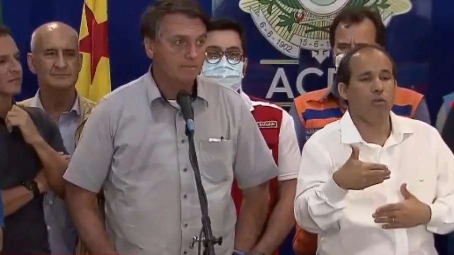 Bolsonaro se recusa a responder pergunta sobre o filho e encerra entrevista, no Acre