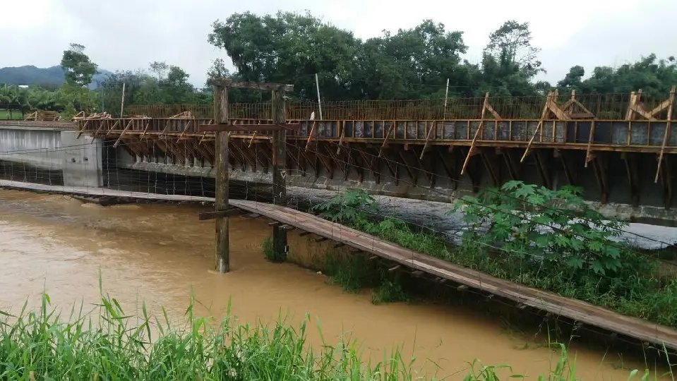 Volume de água cresce e muitos se arriscam nas travessias
