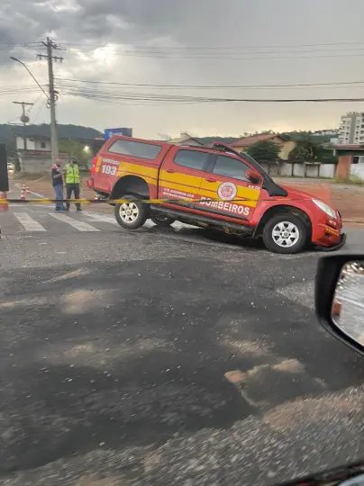 Viatura do Corpo de Bombeiros cai em buraco no Centro