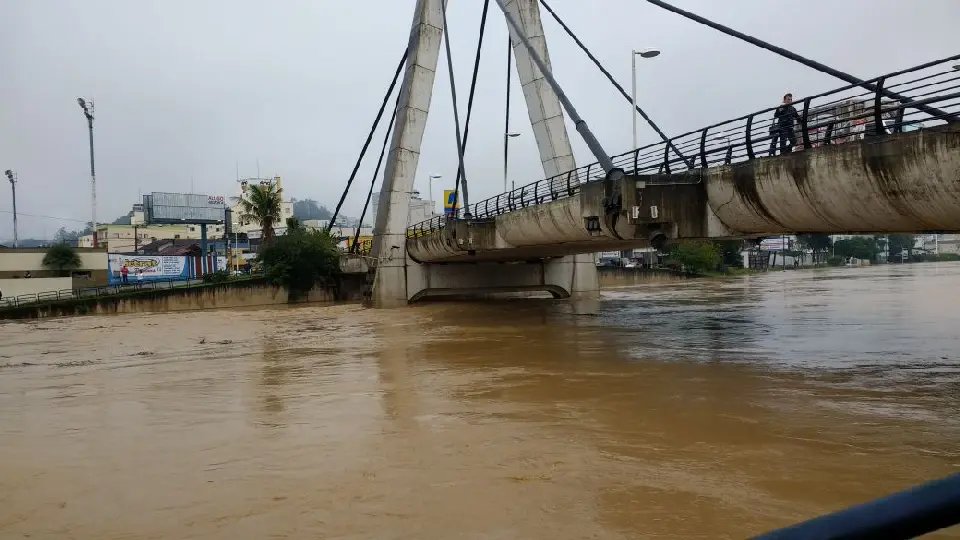 Rio Itajaí-Mirim sobe cerca de 1 cm por minuto
