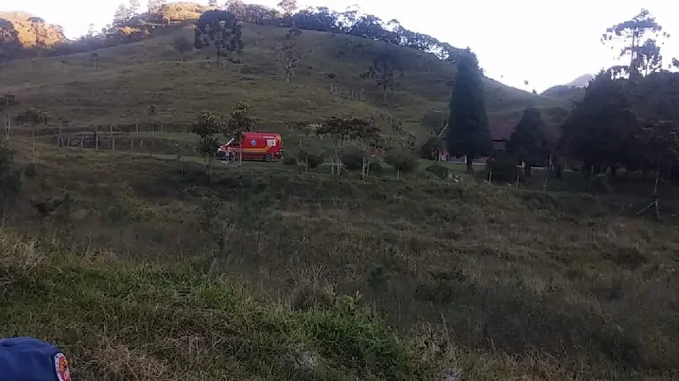 Jeep cai em ribanceira e fere uma pessoa 