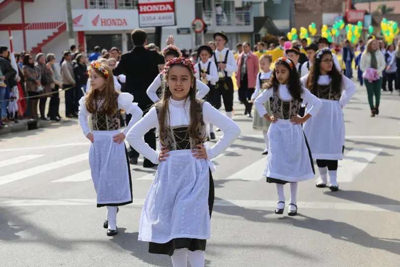 Desfile escolar e entrega de pra&ccedil;a marcam o anivers&aacute;rio de Guabiruba