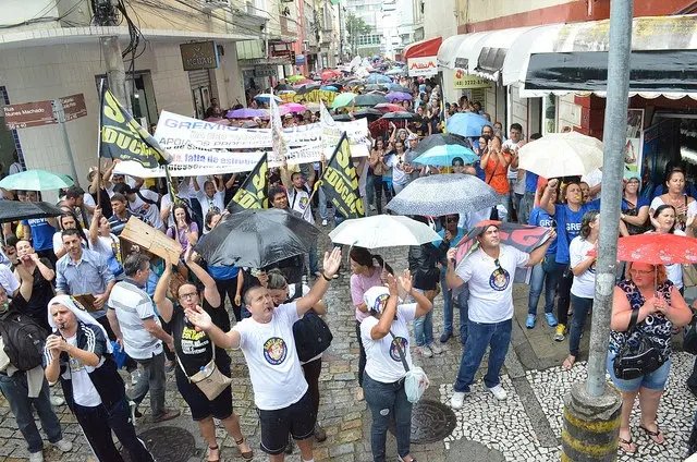 “Falta até papel higiênico nas escolas”
